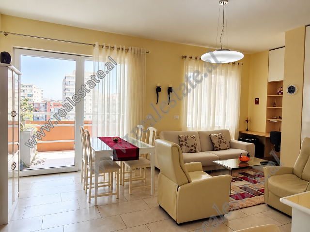 Apartament 1+1 me qera prane rruges se Kavajes ne Tirane.

Ndodhet ne katin e 7&nbsp;te nje pallat